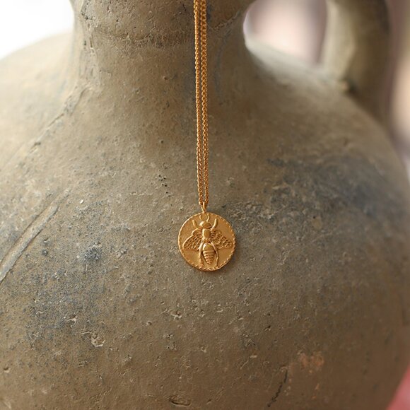 NEW 18K Gold Plated Textured Bee Round Pendant Necklace - Picture 9 of 11